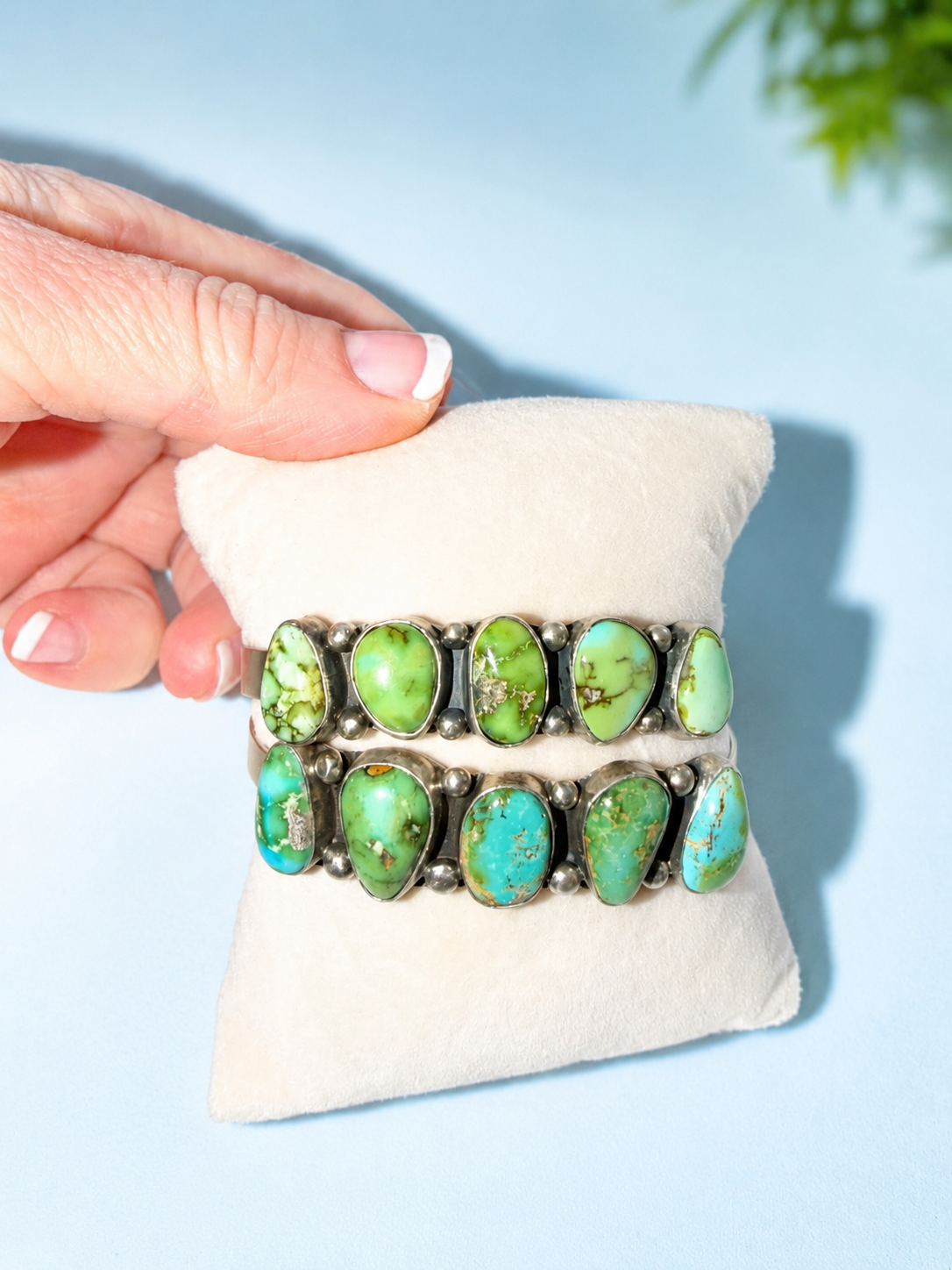 ✨ Authentic Native American Sonoran Gold 5-Stone Cuff ✨
The vibrant shades of Sonoran Gold turquoise make every cuff completely one of a kind. Choose the color palette that speaks to you—lush greens or stunning blue-greens!
💎 $369