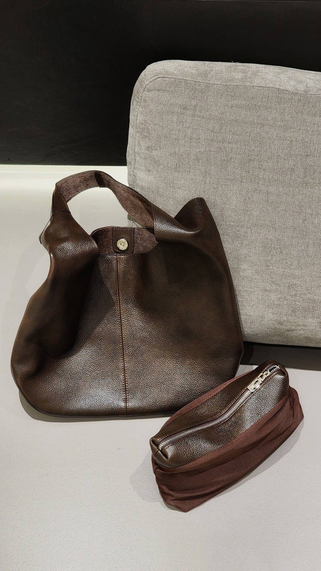 Sook Stainable - Grain leather simplistic tote bag  - Caramel