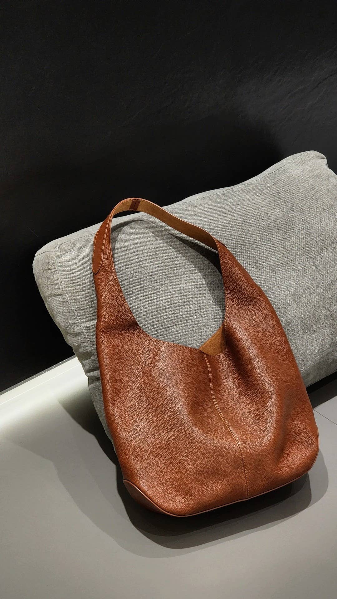 Sook Stainable - Grain leather simplistic tote bag  - Caramel
