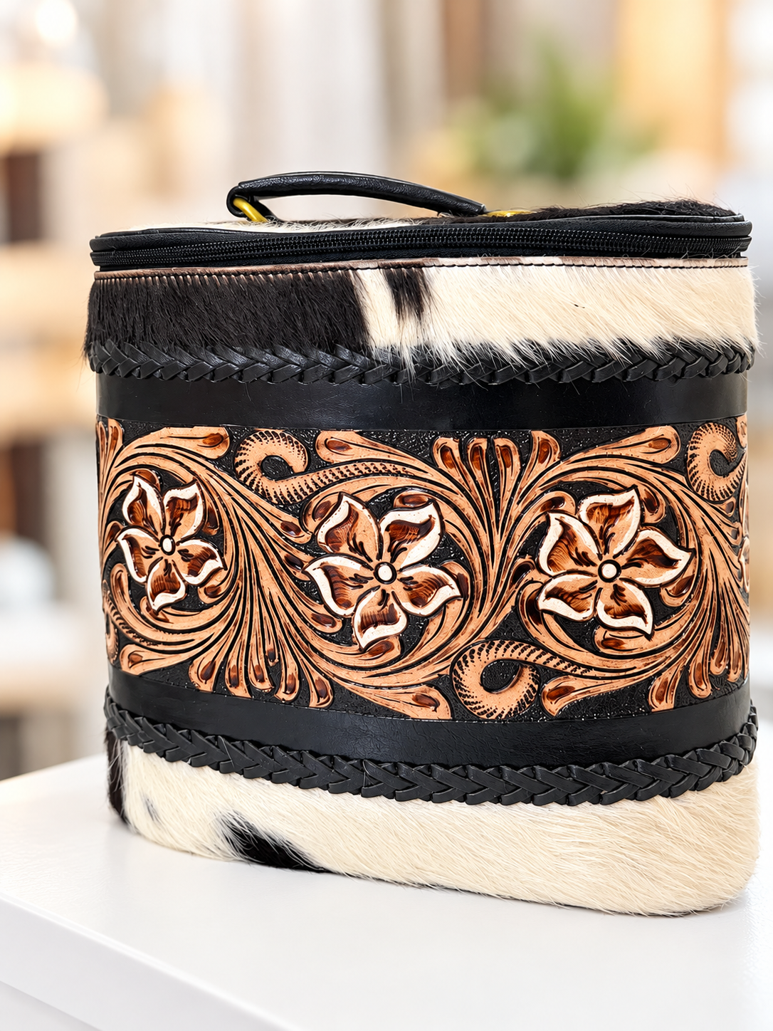 The Midnight Magnolia 🤎🖤
Tooled Leather & Cowhide Jewelry + Makeup Case